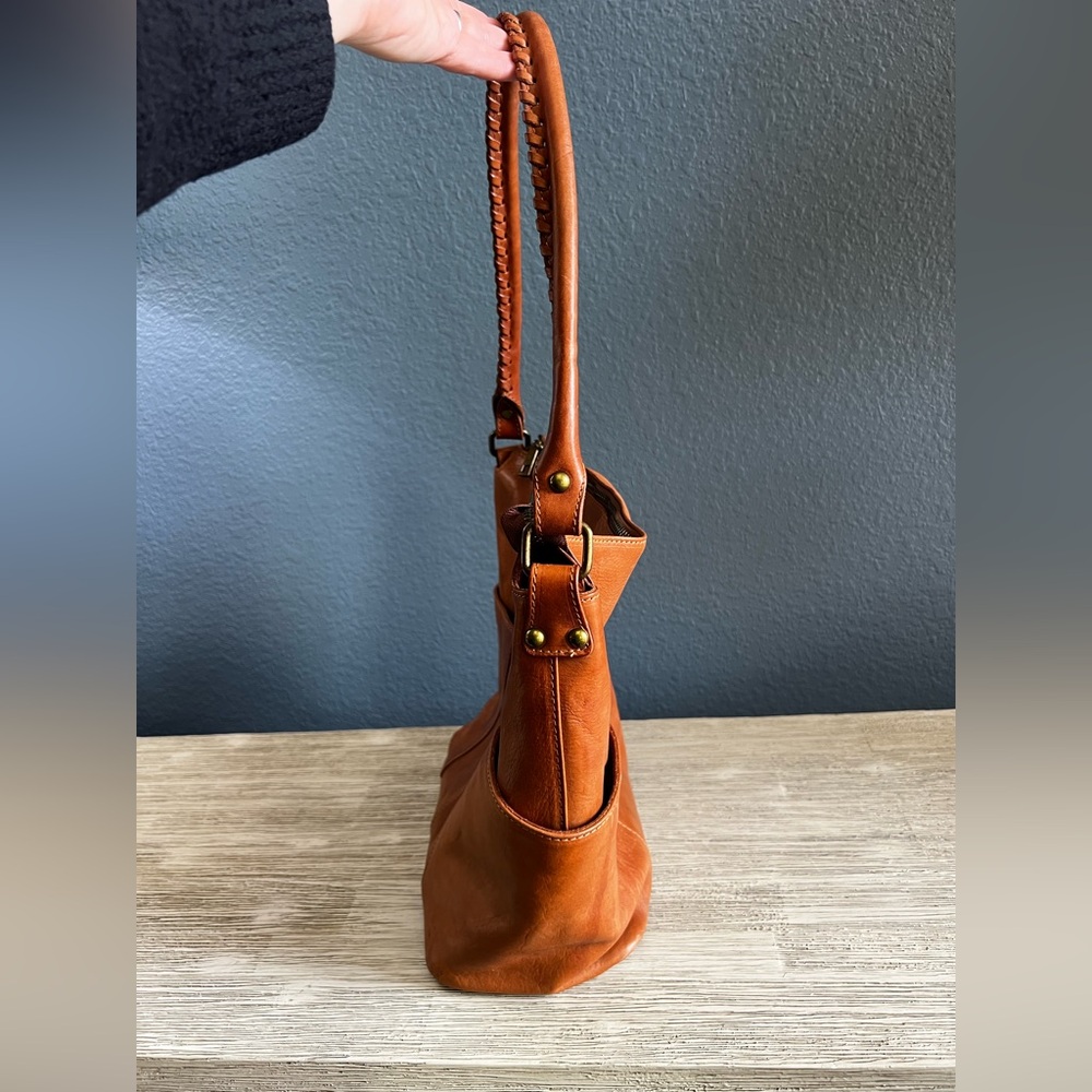 Elegant Tan Leather Shoulder Bag - Picture 4 of 11